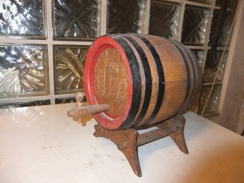 Altes holzfass als - holzfass,